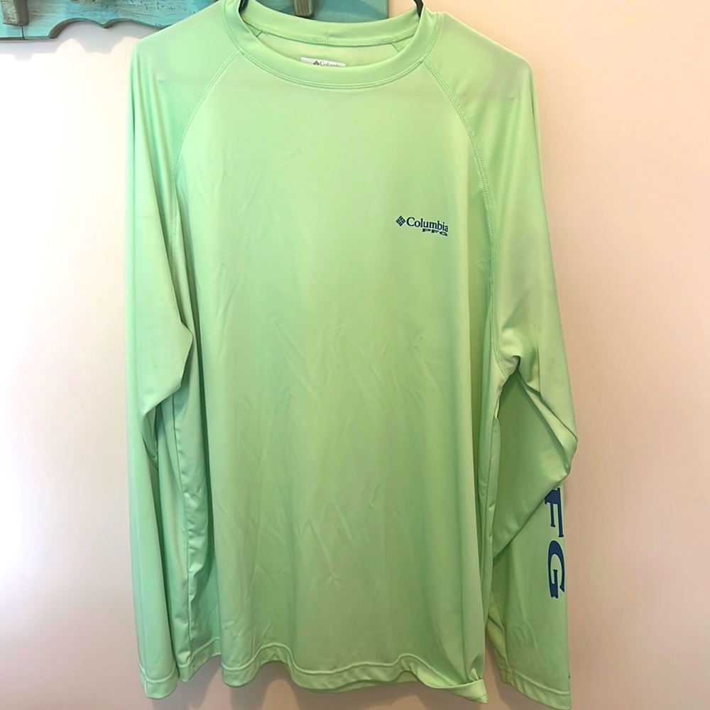Men’s Columbia PFG fishing shirt.
